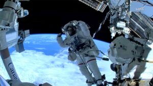 Astronotlar, uzay istasyonunun arızalı robot kolunu tamir etti.