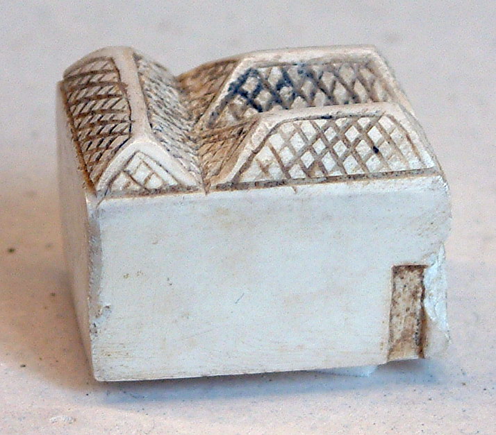 Maison miniature : Pièce de jeu (?) en ivoire provenant d'une tombe d'Abou Roach (près du Caire) ...