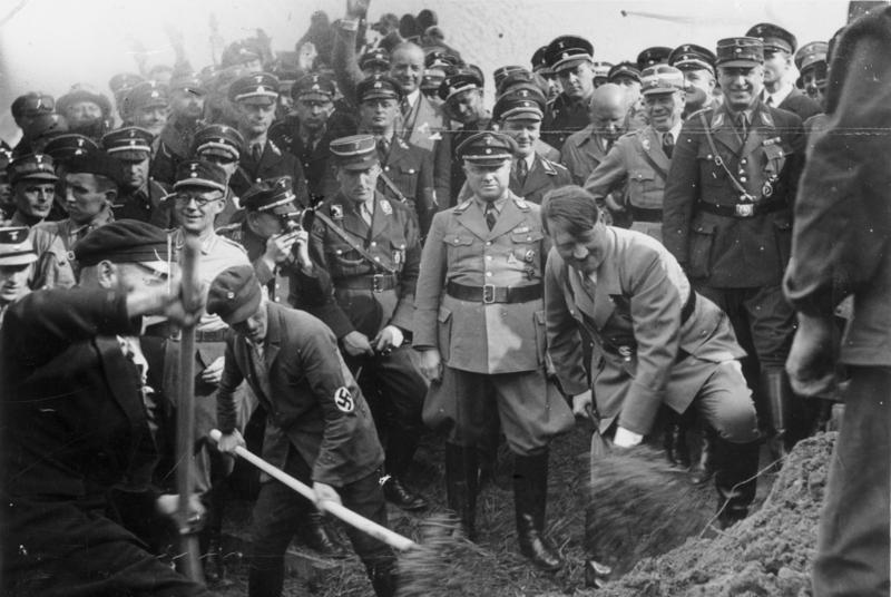 Adolf Hitler am 23. September 1933 beim ersten Spatenstich zum Reichsautobahnbau der Strecke Fran...