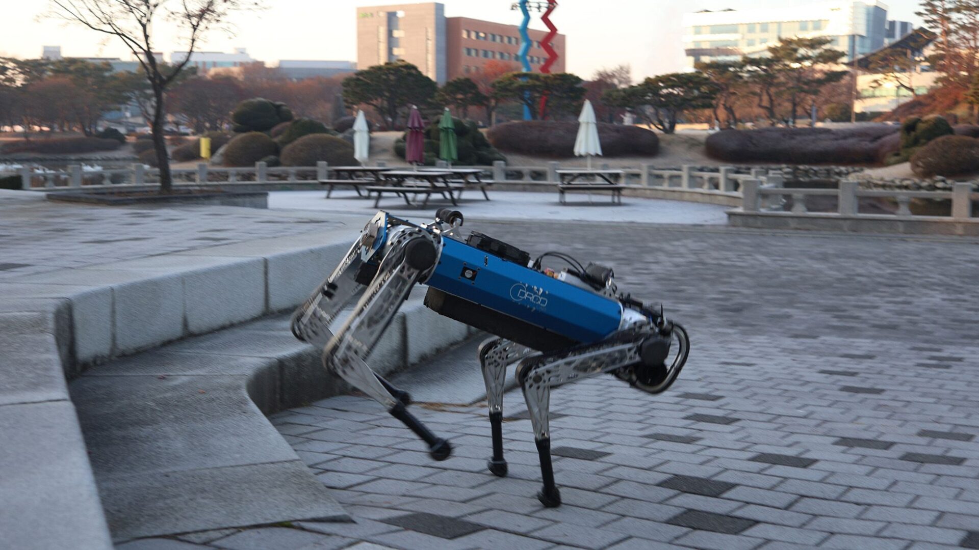 Robot köpek, yeni yapay zeka eğitim tekniği sayesinde merdiven çıkabiliyor, ormanda yol buluyor ve engelleri aşabiliyor.
