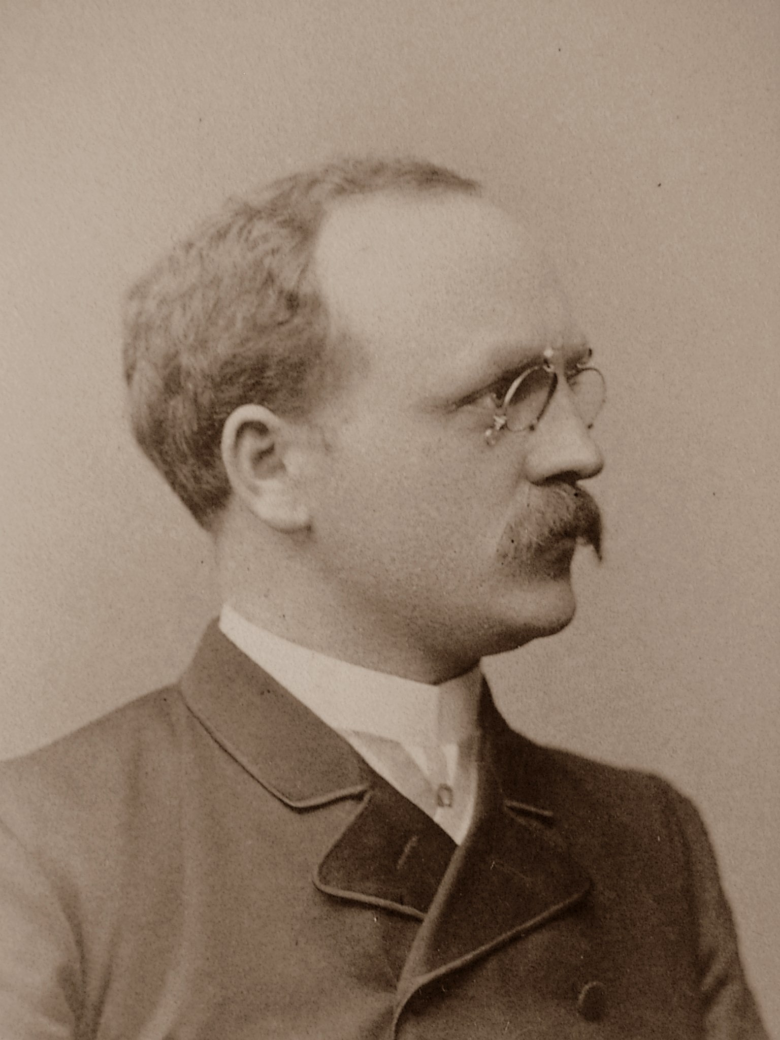 en:Carl Pulfrich (1858 - 1927), was a German physicist.