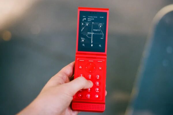 Light markası, renkli ve uygun fiyatlı bir katlanır telefon çıkardı.