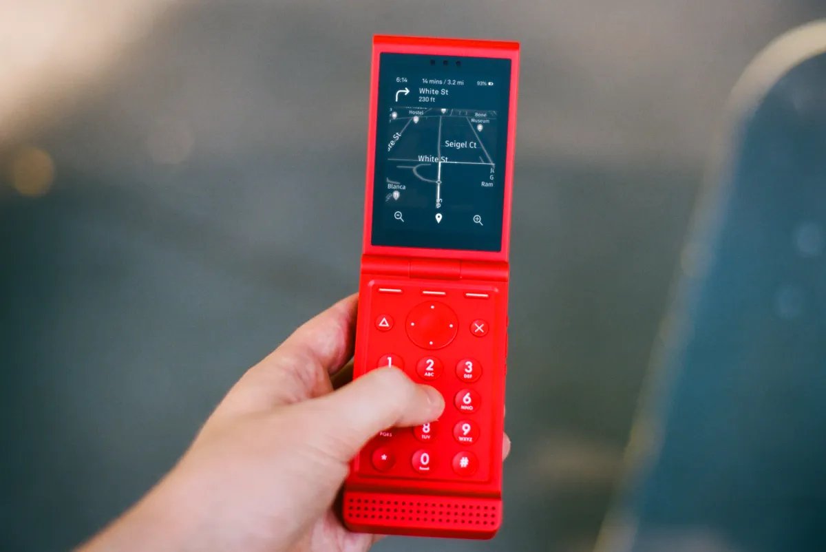 Light markası, renkli ve uygun fiyatlı bir katlanır telefon çıkardı.