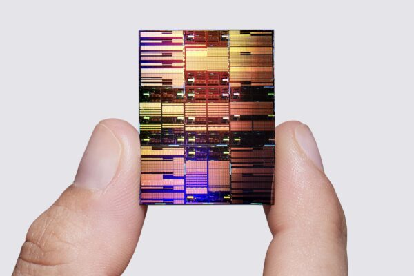 IBM, dünyanın ilk nanometre altı işlemci çipini üretti: Parmak ucu kadar alanda 100 milyar transistör!