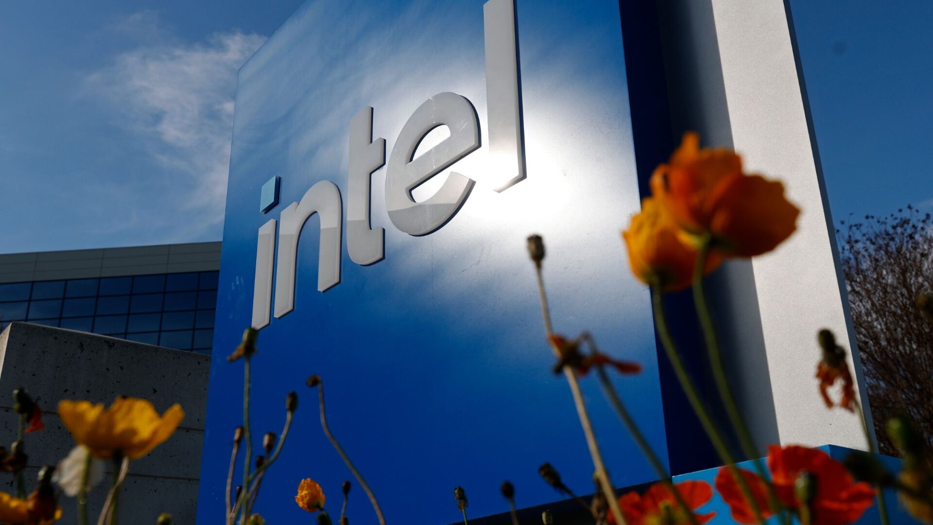 Intel, Fortinet’in yeni nesil güvenlik duvarı çipini geliştirecek ve üretecek: İlk büyük ortaklık duyurusu.