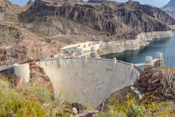 ABD’de enerji transformatörleri ithalatına olan yüksek bağımlılık, hidroelektrik altyapı projelerini geciktiriyor.
