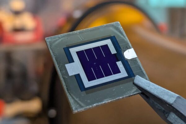 Özel tasarım güneş hücresi, rekor verimlilikle ışığı elektriğe dönüştürüyor.