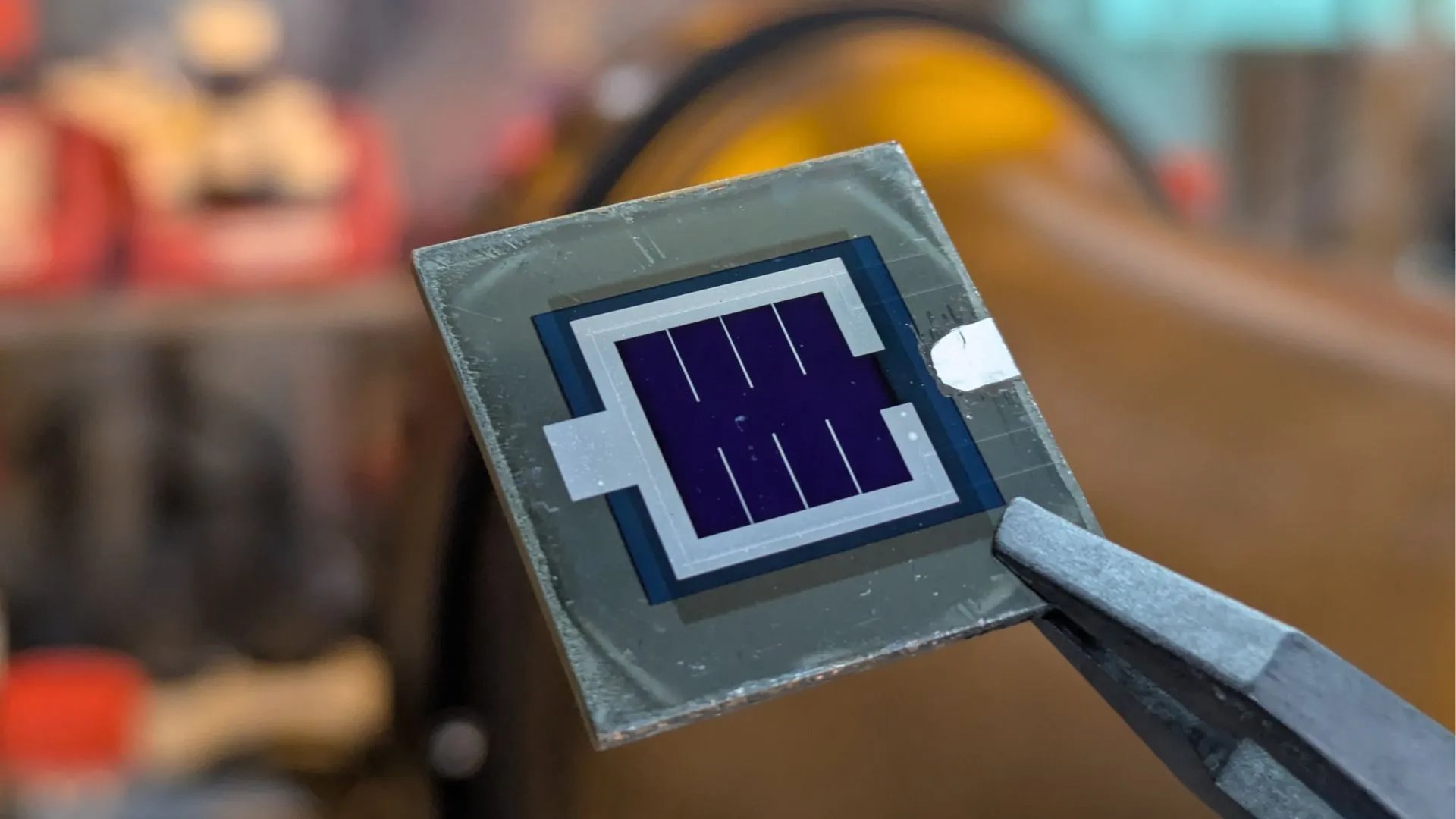 Özel tasarım güneş hücresi, rekor verimlilikle ışığı elektriğe dönüştürüyor.