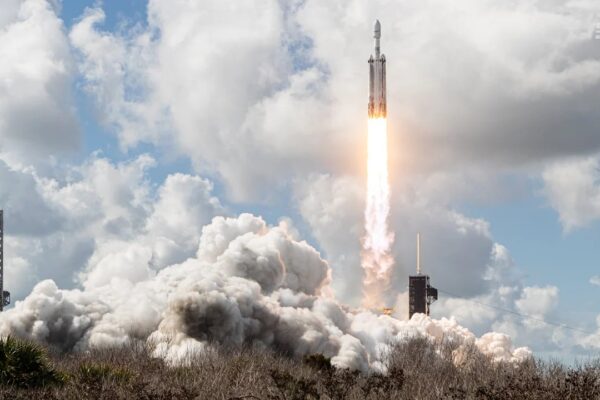 SpaceX, 18 ay aradan sonra Falcon Heavy roketini fırlattı.