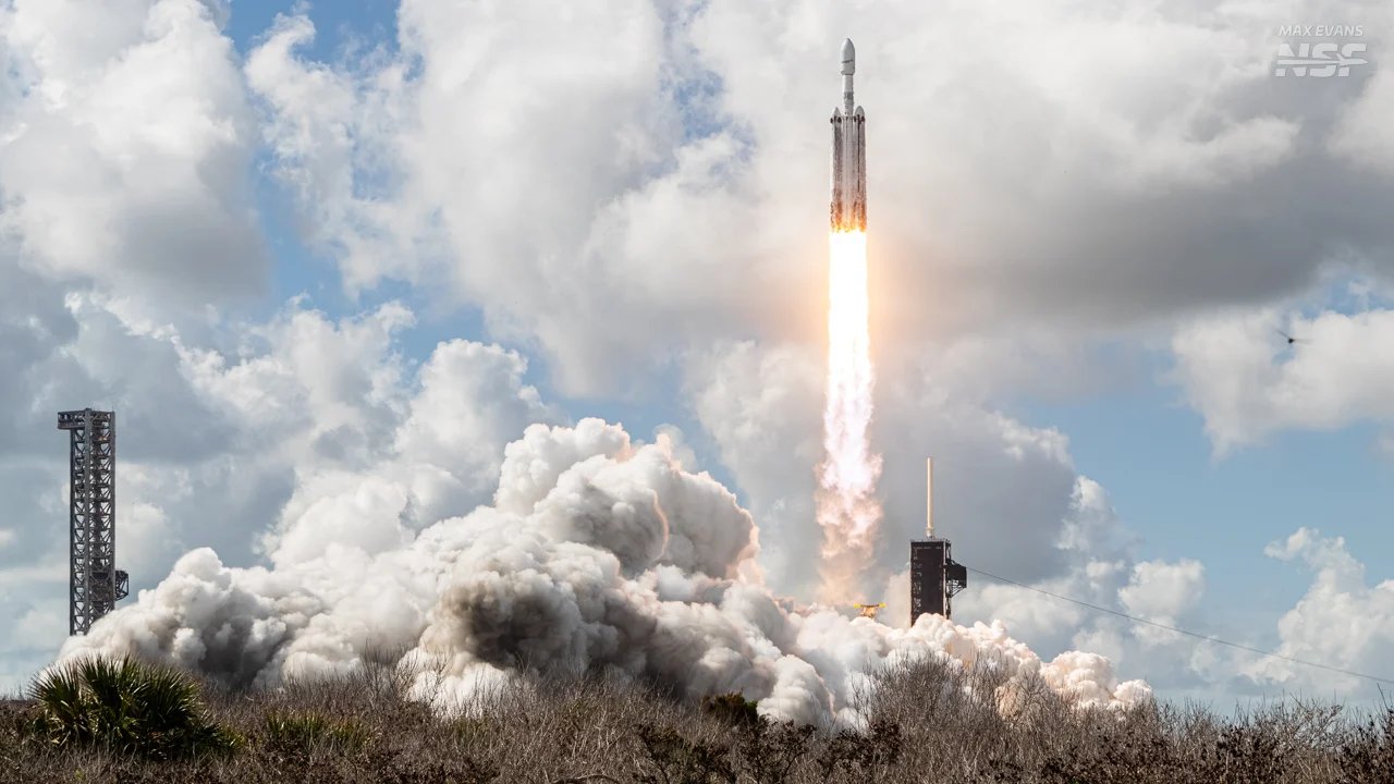SpaceX, 18 ay aradan sonra Falcon Heavy roketini fırlattı.