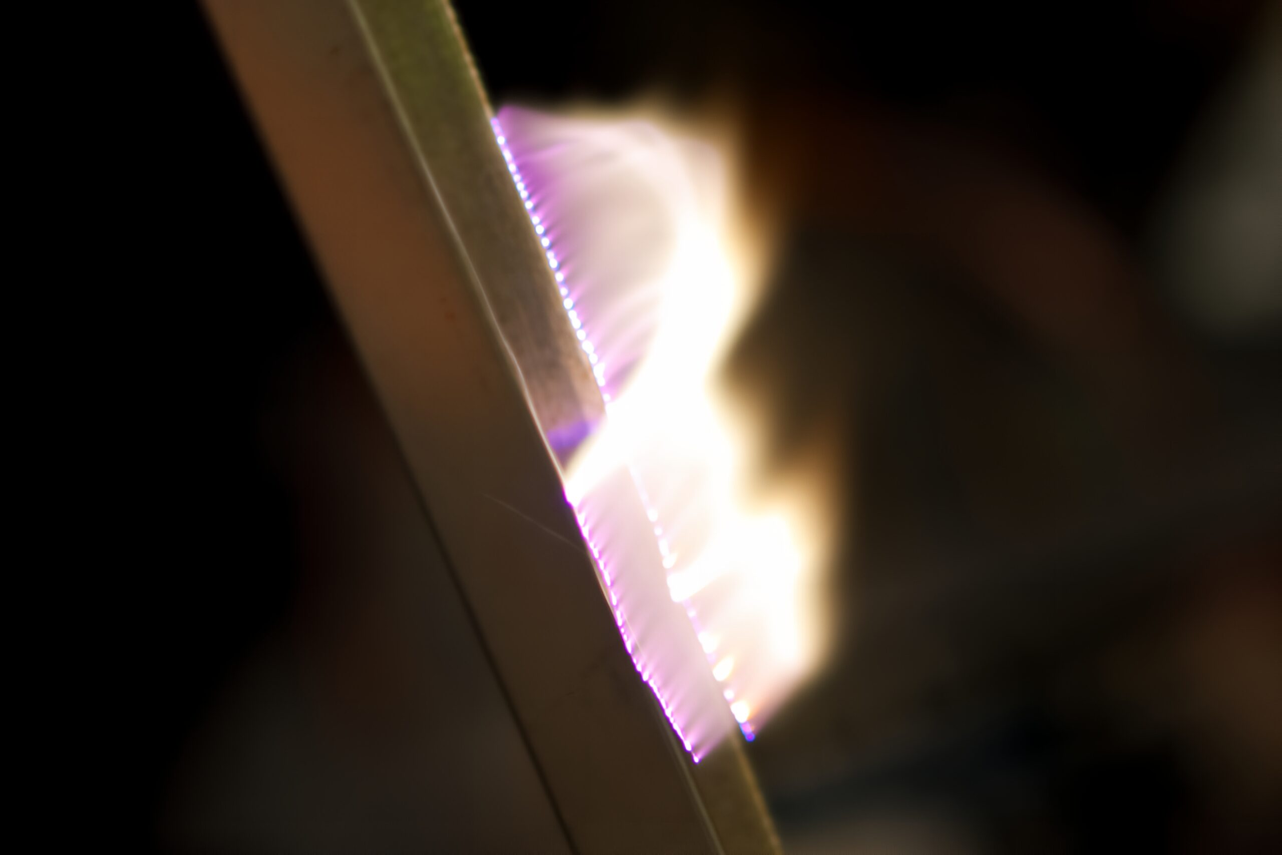 Close-up of a plasma between the two electrodes of a Jacob's Ladder.