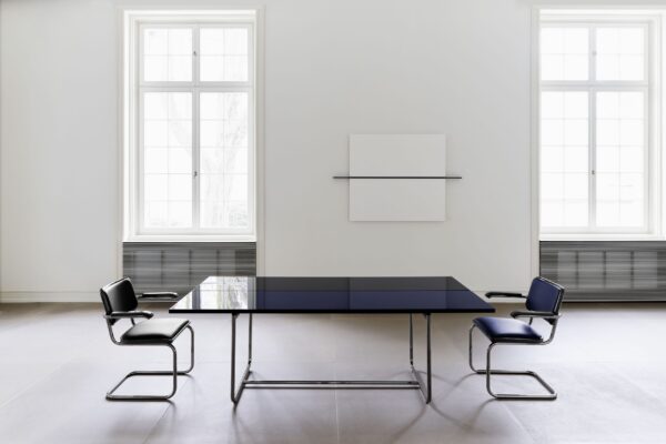Jil Sander, Bauhaus’a saygı duruşunda bulunarak Thonet işbirliğini genişletiyor.