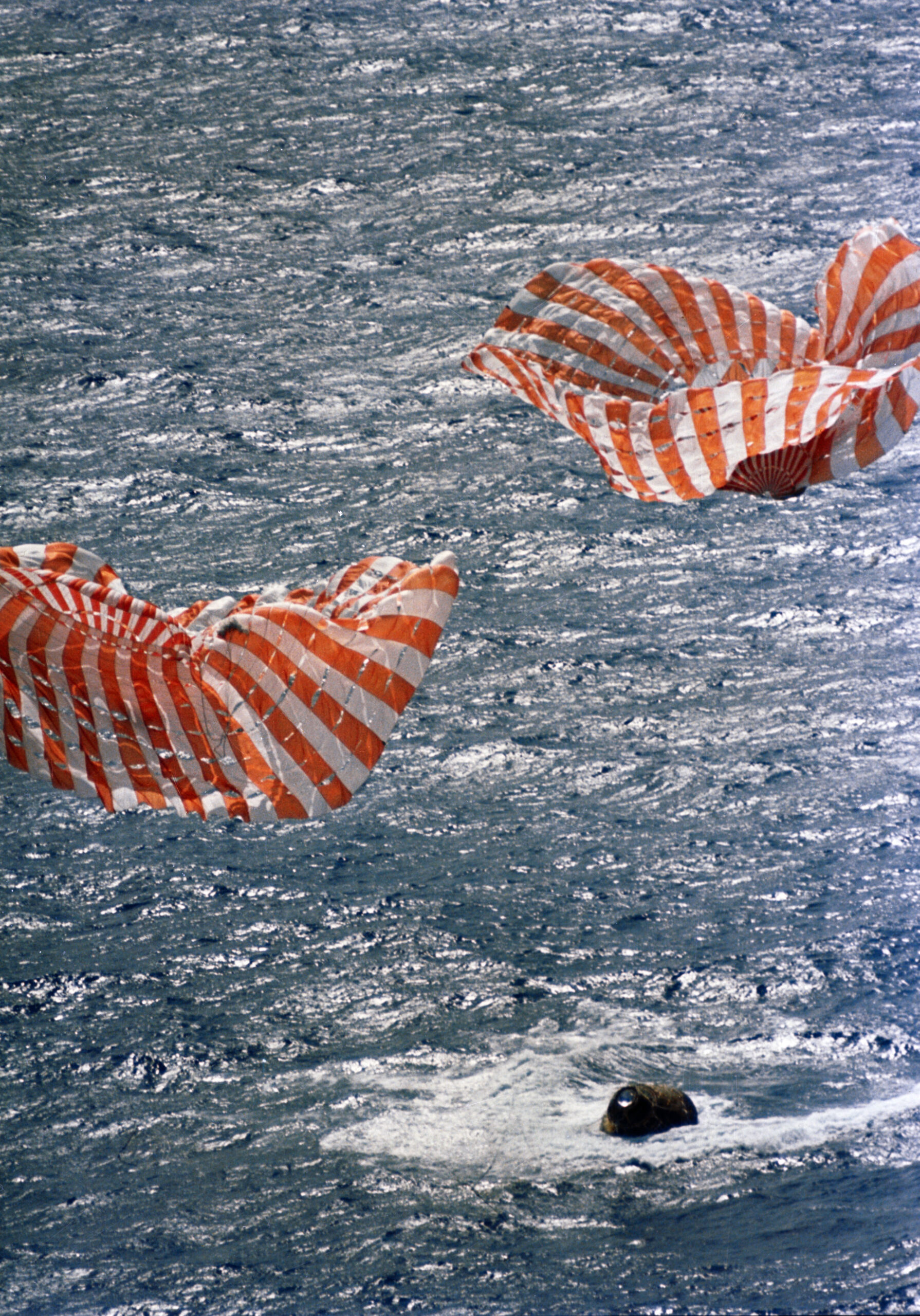 Apollo 14 Komuta Modülünün okyanusa inişi sırasında, üç ana paraşütünden ikisinin açık olduğu görülmektedir.