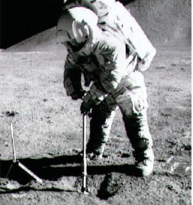 Apollo 14 görevi kapsamında astronot Alan Shepardın Ay yüzeyinde gerçekleştirdiği ikonik ve tarihi golf sahnesi.