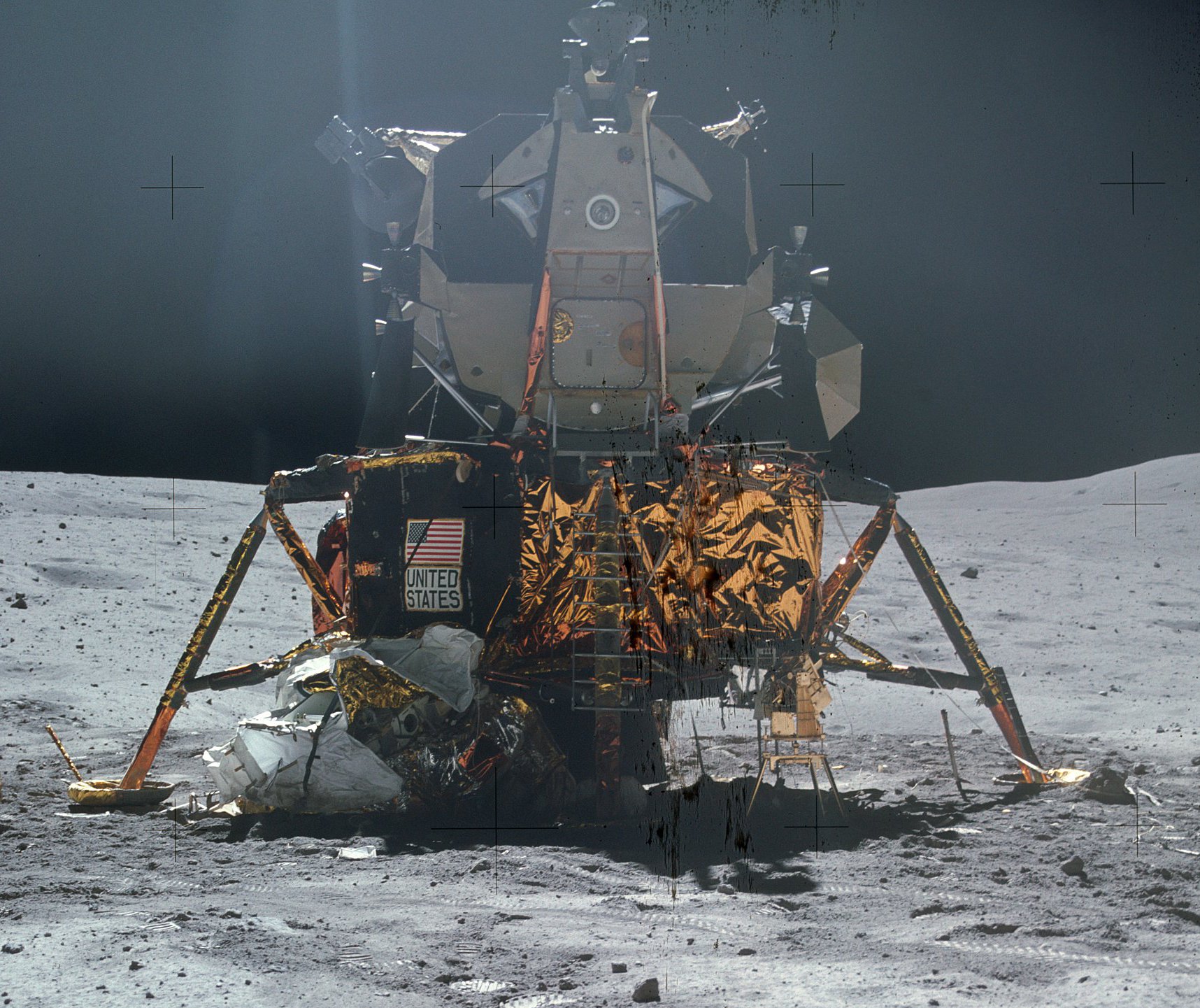 Apollo 16 görevi kapsamında Ay yüzeyinde konumlanmış Ay Modülü (LM) - NASA.