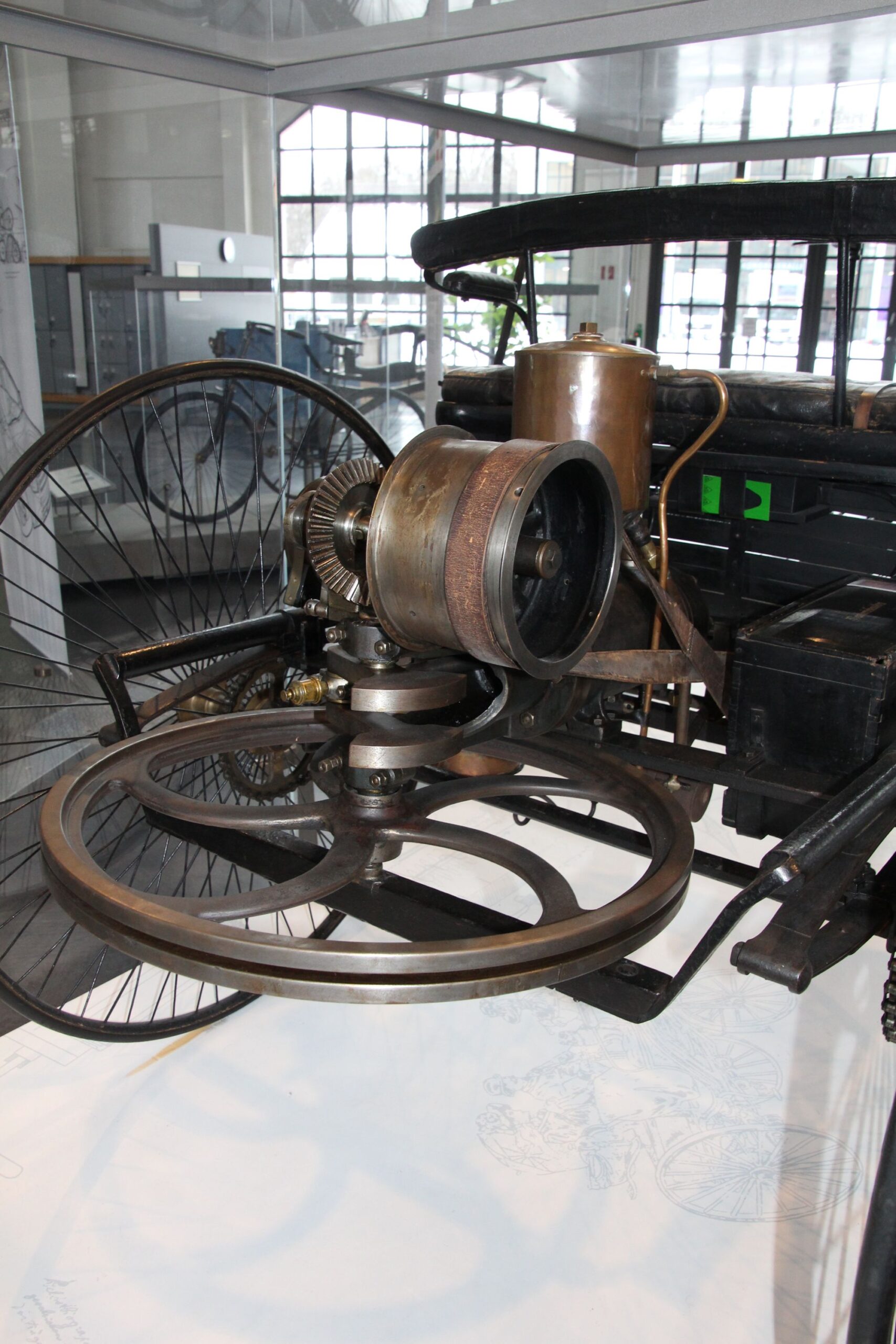 Münih’deki Deutsches Museum ulaşım merkezinde sergilenen orijinal Benz Patent-Motorwagen 1.
