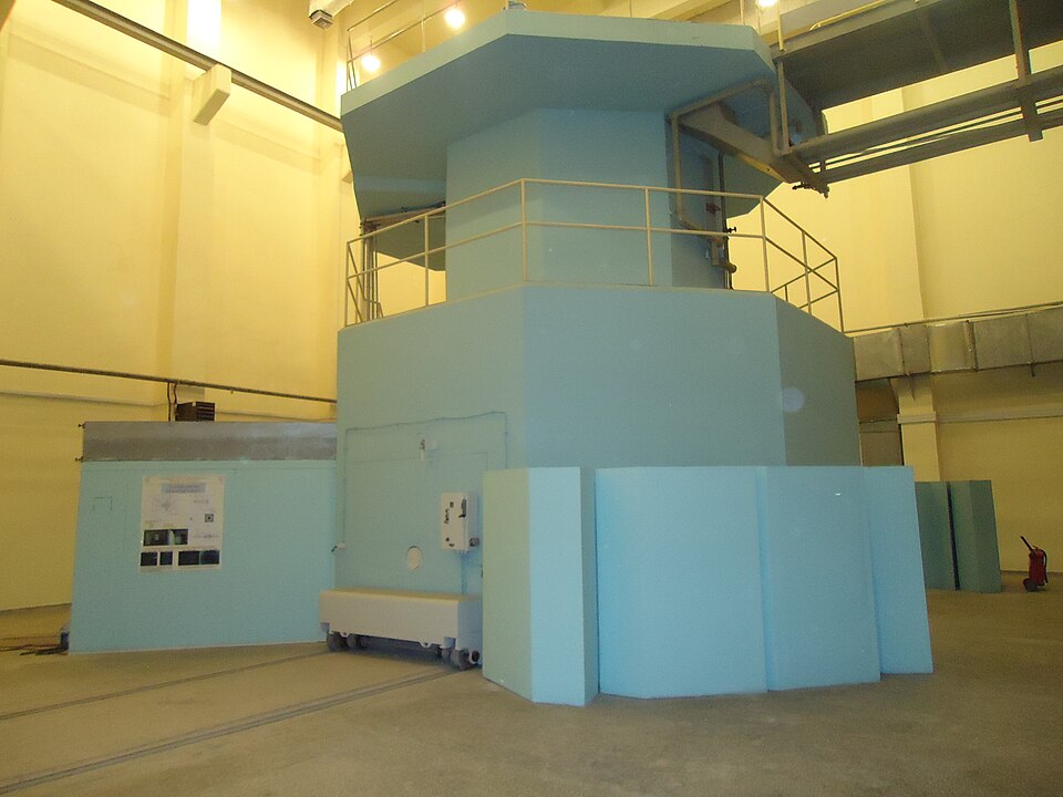 Bit Reactor konseptinin teknik derinliğini ve dijital dinamizmini yansıtan profesyonel tasarım çalışması.