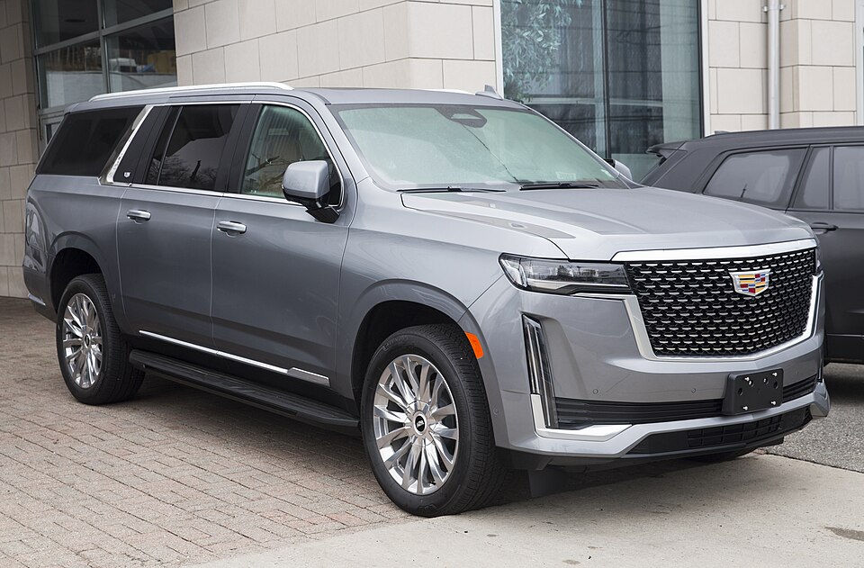 Lüksün ve prestijin simgesi, güçlü duruşuyla göz doldüren ihtişamlı Cadillac Escalade.