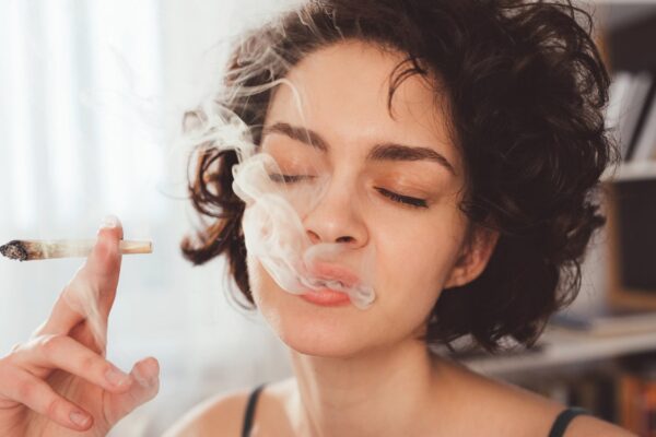 Bipolar bozukluk riski, esrar kullanımıyla günlük rutinlerde yaşanan değişikliklere bağlanabilir.