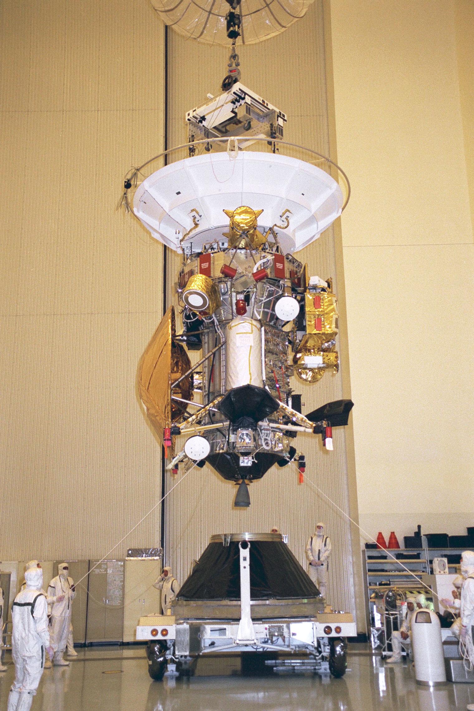 NASA’nın Pasadena’daki Jet İtki Laboratuvarı (JPL) uçuş mekaniği uzmanları, Cassini uzay aracını teknik olarak konumlandırıyor.