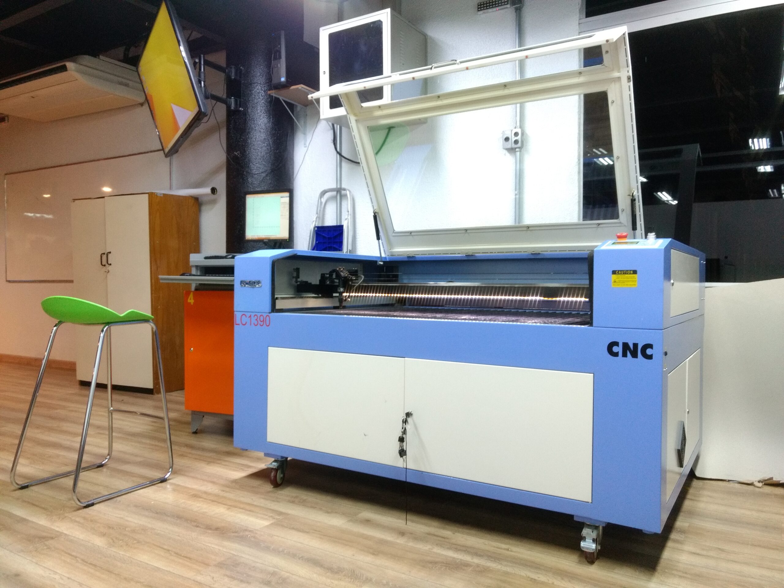FabLAB Newton bünyesinde sunulan yüksek hassasiyetli lazer kesim ve CNC üretim teknolojisi.