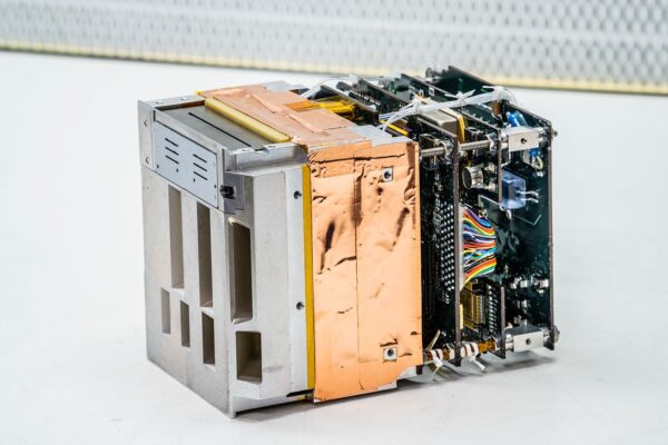 Yeni kompakt cihaz, CubeSat’ler üzerinde yüksek hassasiyetli enerji parçacığı ölçümlerini mümkün kılıyor.