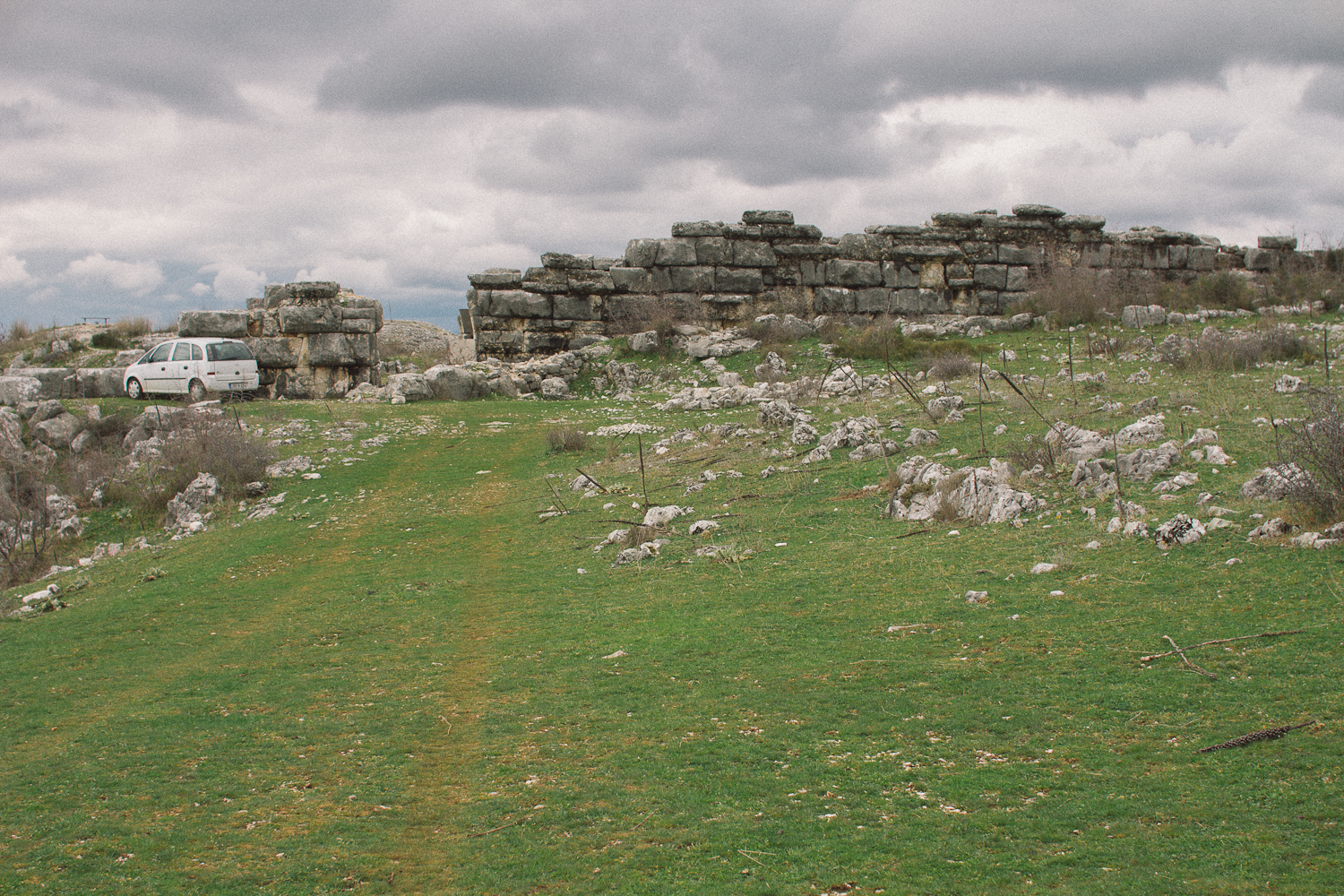 Antik İllir şehri Daorsonun devasa taş bloklardan oluşan Cyclopean mimarisine ait dış sur kalıntıları.