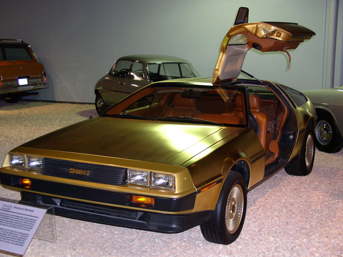 1981 model 24 ayar altın kaplı DeLorean DMC-12, William F. Harrah Vakfı Ulusal Otomobil Müzesinde sergileniyor.