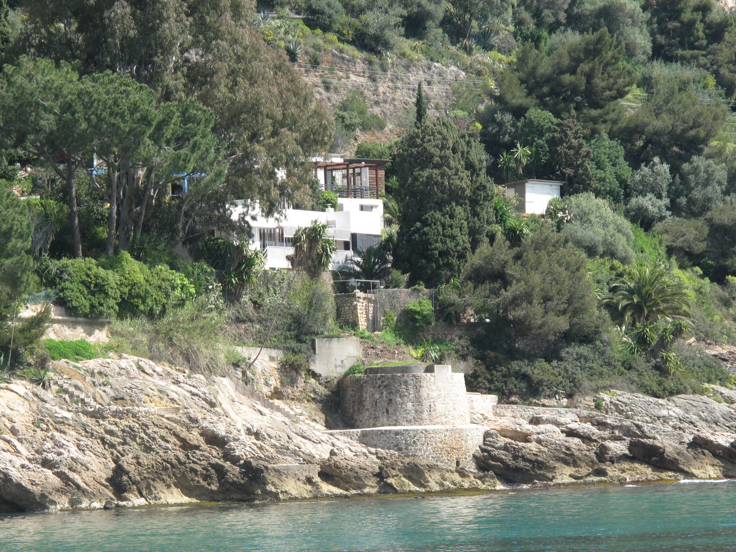 Fransa, Alpes-Maritimesin Roquebrune-Cap-Martin sahilinde, ağaçların ardında konumlanan villa E-1027.