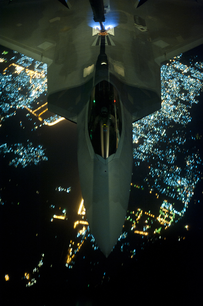 Vuruş operasyonu öncesinde, ABD Hava Kuvvetleri KC-10 Extender uçağının F-22 Raptor savaş uçağına gerçekleştirdiği yakıt ikmali.