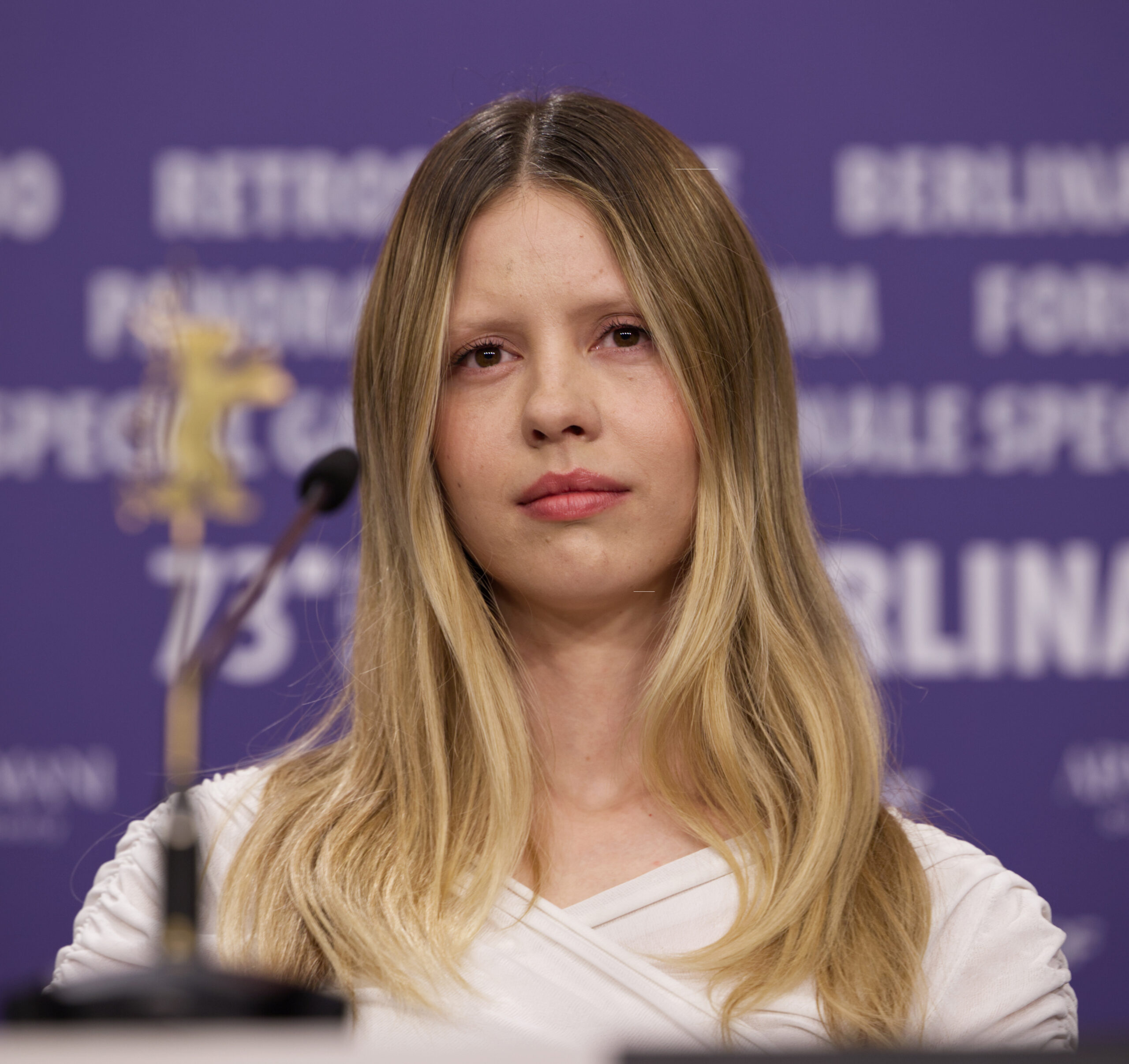 Mia Goth, Berlinale 2023’te Final Girl konseptini yansıtan etkileyici ve ikonik bir duruş sergiliyor.