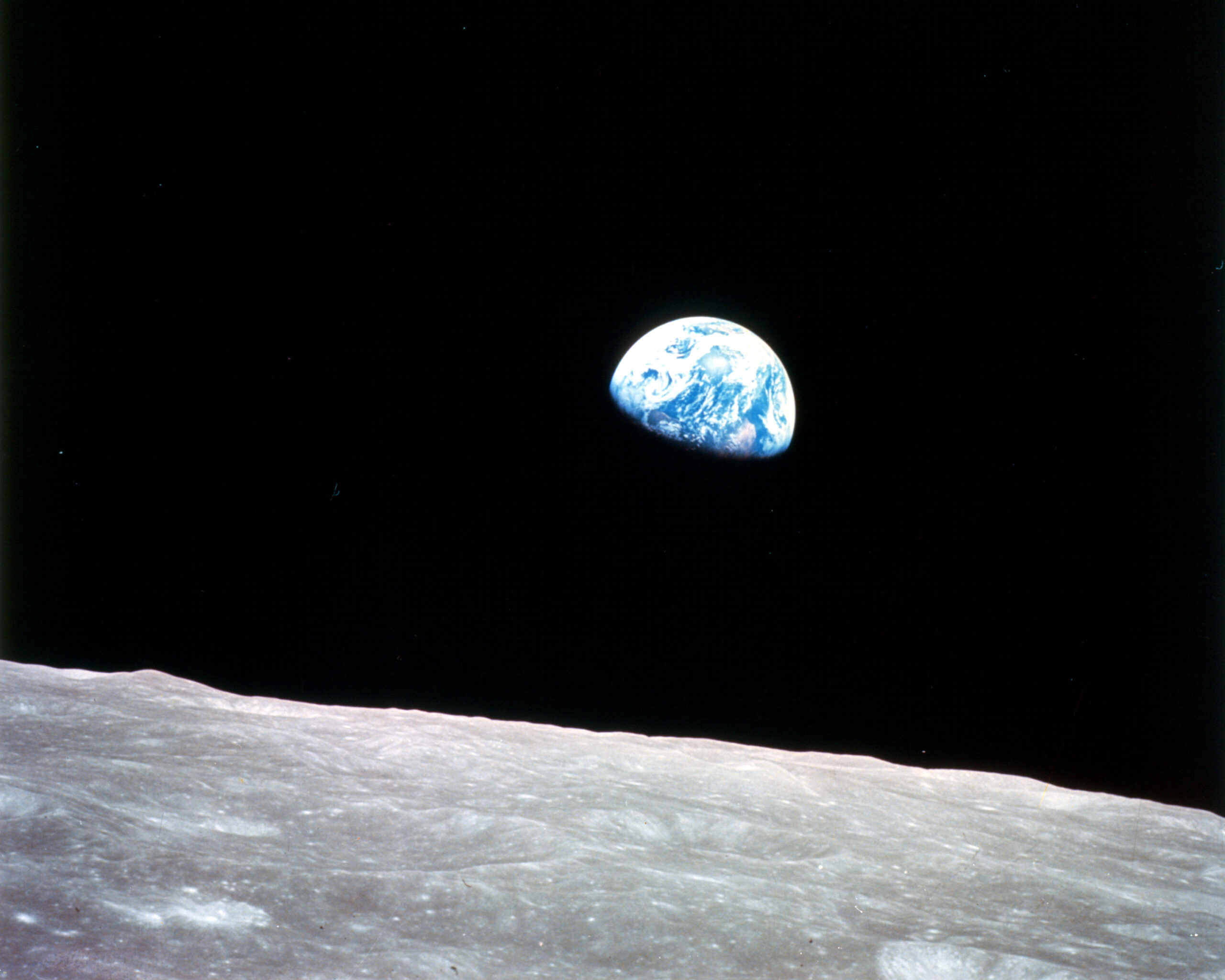 Apollo 8 astronotlarının Ay’ın arkasından çıkışında tanıklık ettikleri, yükselen Dünya’nın büyüleyici ve görkemli görüntüsü.