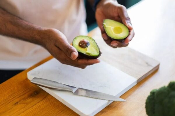 Avokado tüketimi, obez yetişkinlerde kolesterolü düşürmeye yardımcı olabilir.