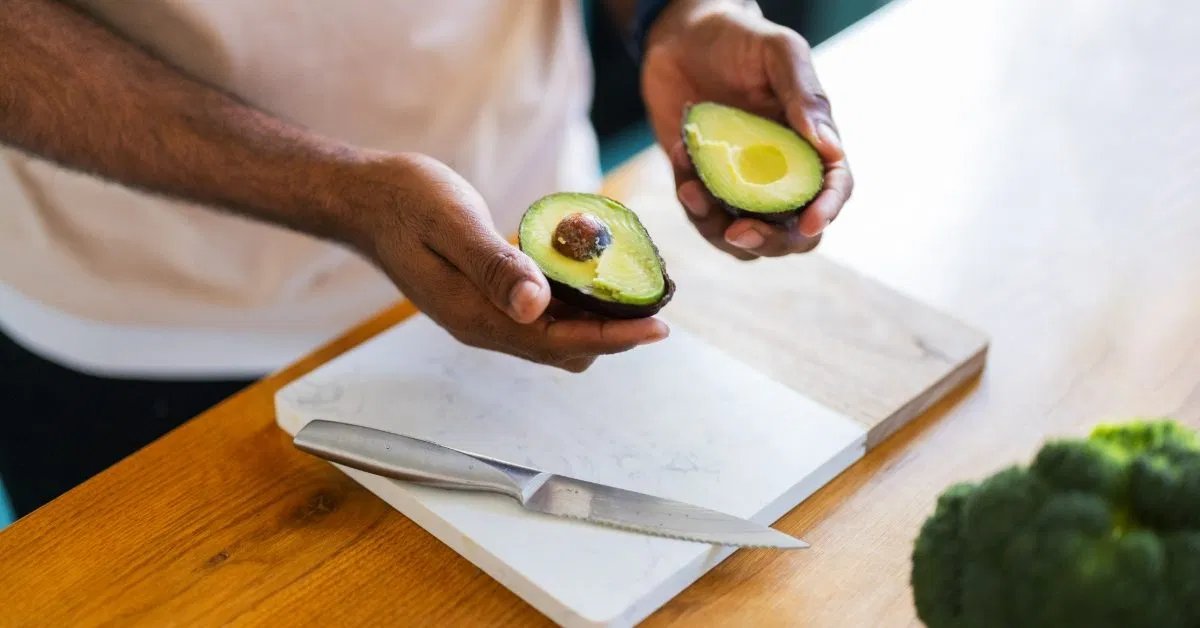 Avokado tüketimi, obez yetişkinlerde kolesterolü düşürmeye yardımcı olabilir.