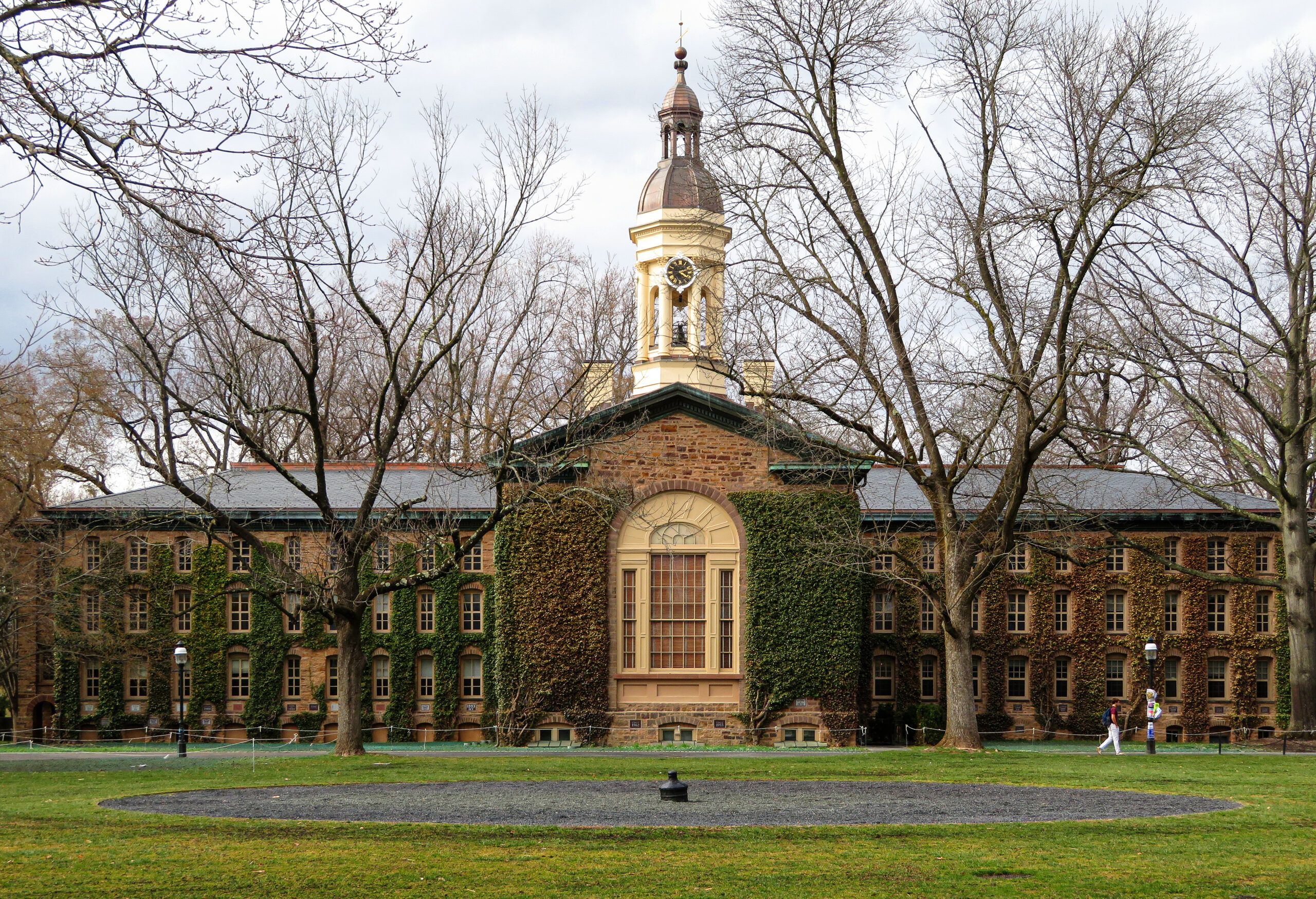 Nassau Hall’un güneyindeki çayırın merkezinde, toprağa gömülmüş halde konumlanan Büyük Top.