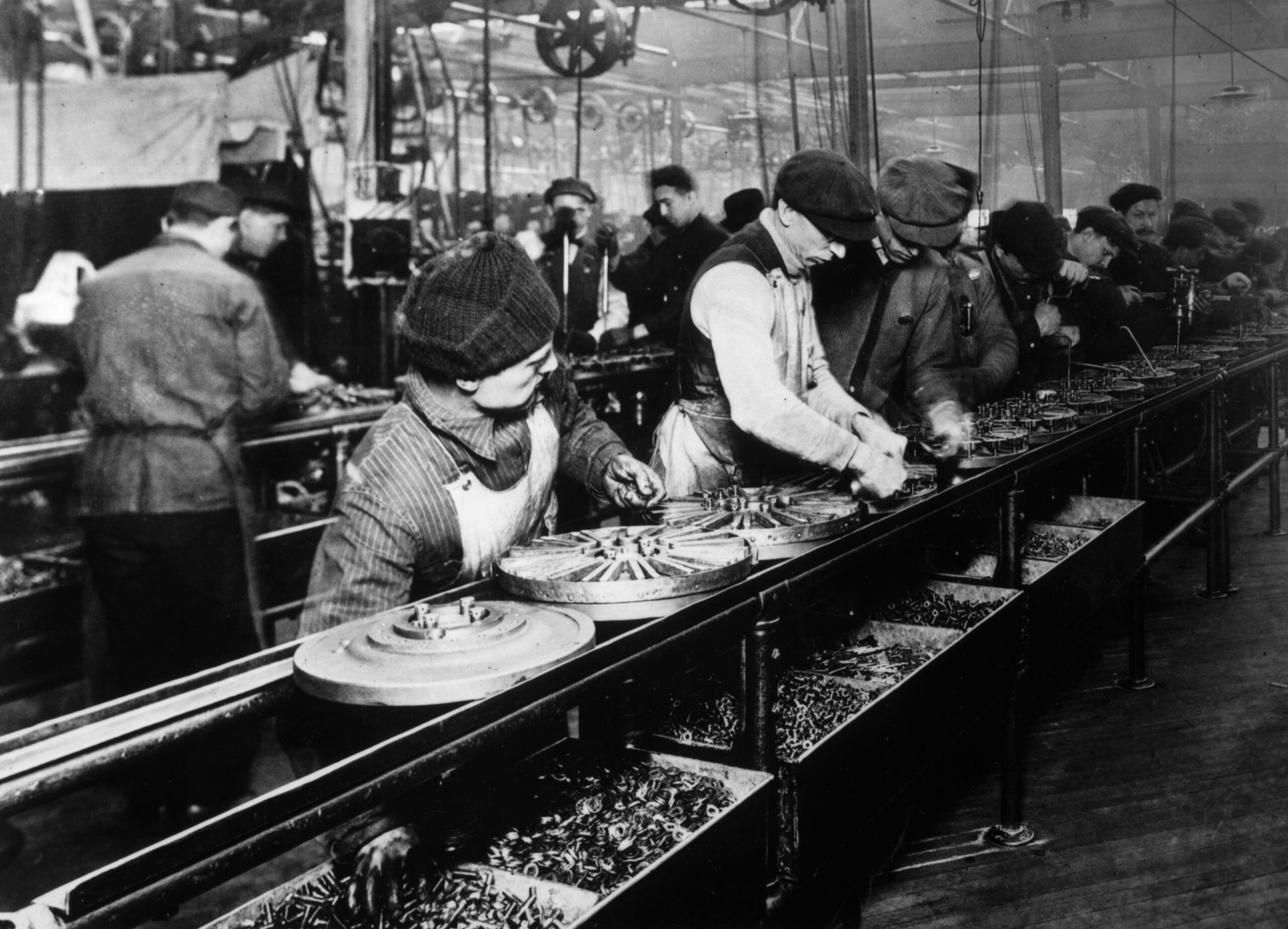 1913te Henry Fordun devrim niteliğindeki ilk hareketli montaj hattı, seri üretimin doğuşunu belgeler.