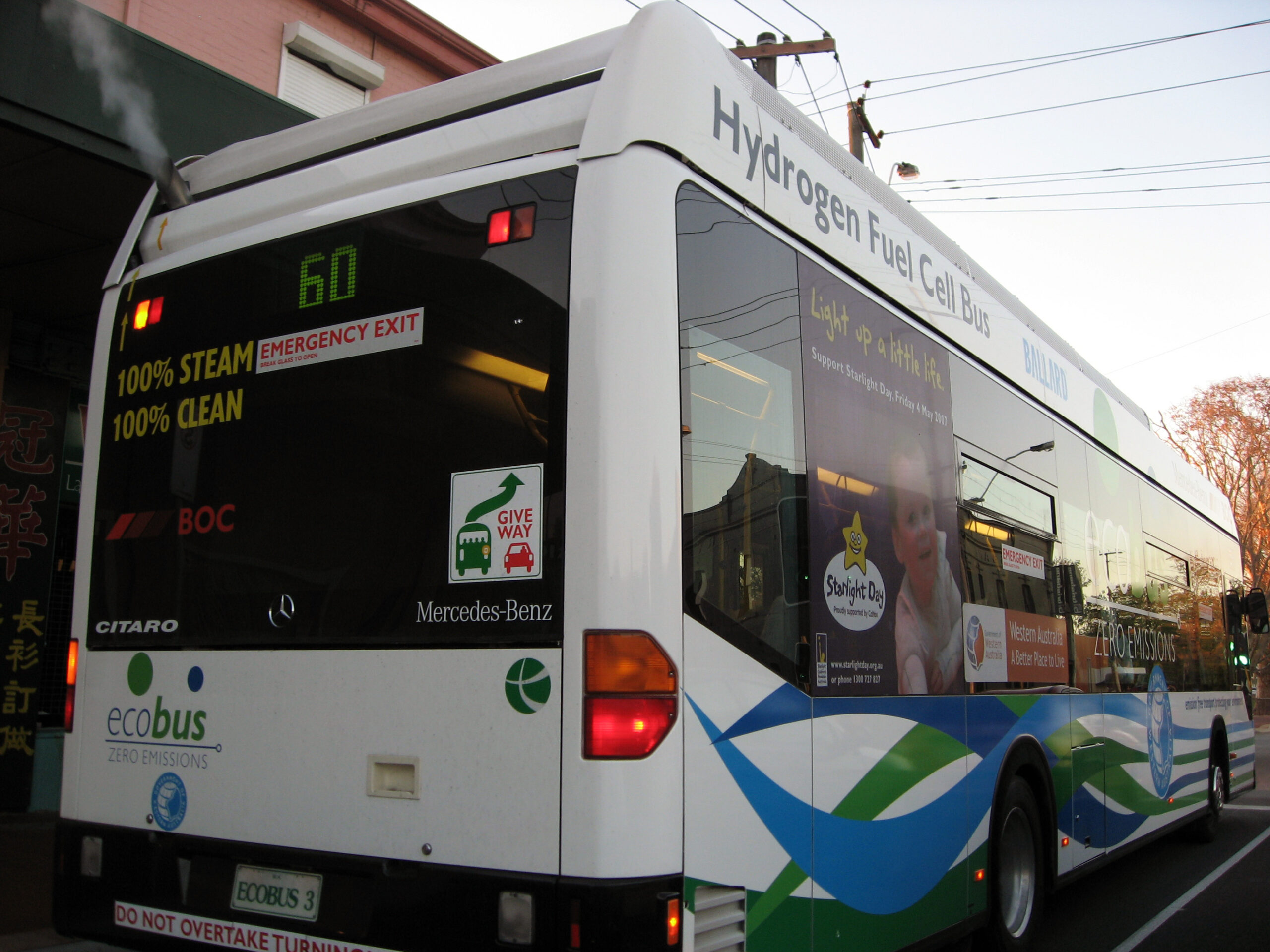 Batı Avustralyanın Perth kentinde, trafik ışıklarında ivmelenen hidrojen yakıt hücreli bir toplu taşıma otobüsü.