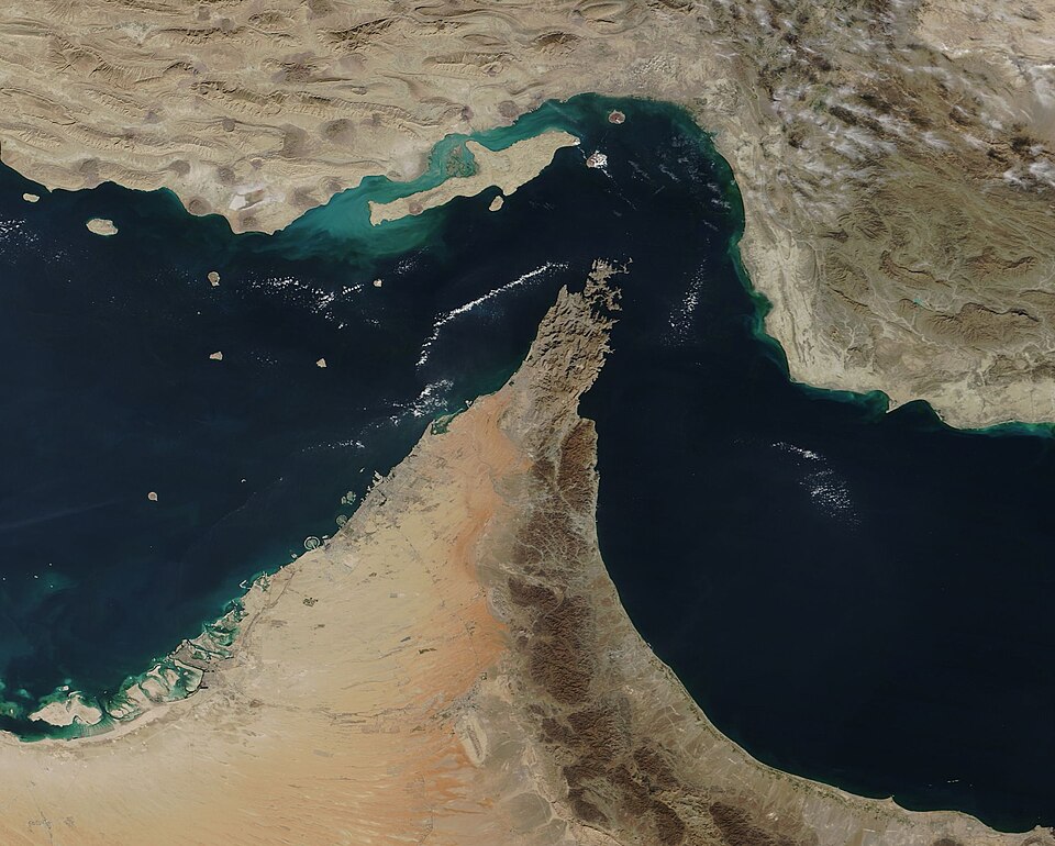 Stratejik öneme sahip Hormuz Boğazının coğrafi yapısını ve derinliğini yansıtan sanatsal bir illüstrasyon çalışması.