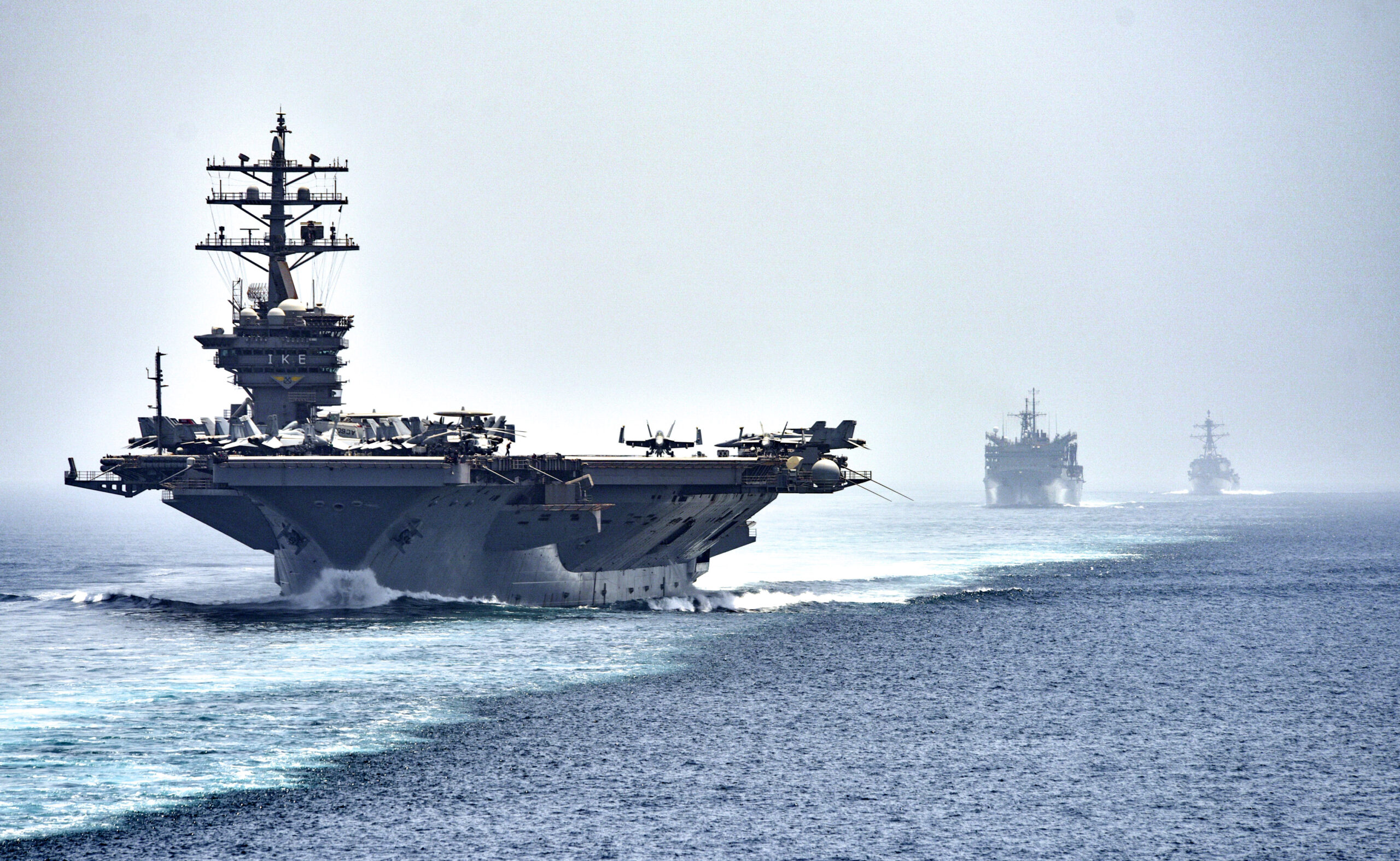 Hormuz Boğazı (21 Temmuz 2016): USS Dwight D. Eisenhower (CVN 69) uçak gemisinin bölgedeki seyri.