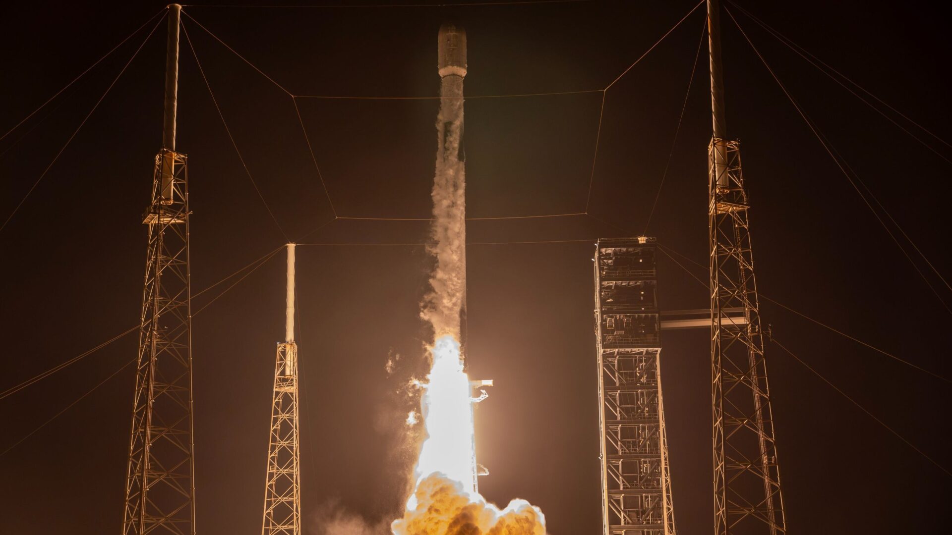 SpaceX’in Falcon 9 roketi, rekor sayıda 36. kez fırlatıldı.