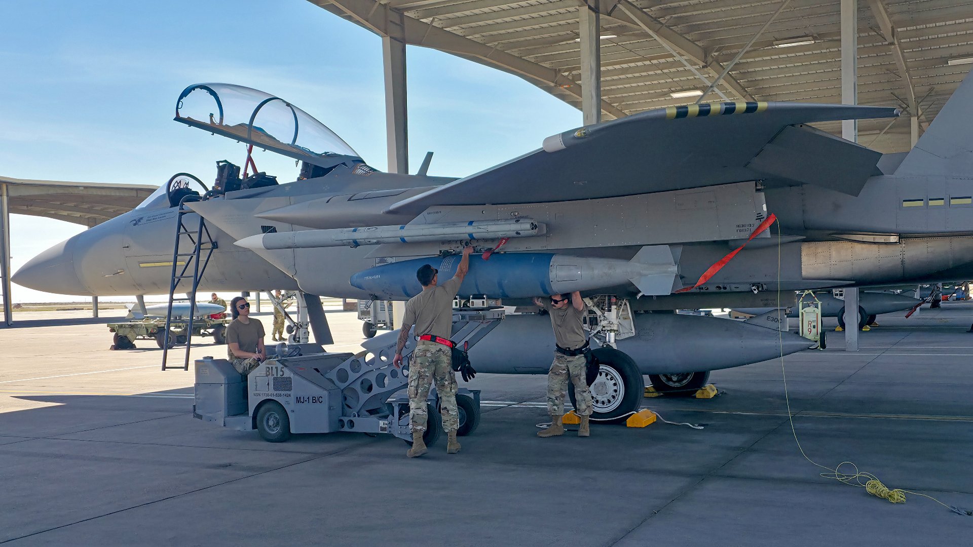 ABD Hava Kuvvetleri, F-15EX’in saldırı yeteneklerini test etmek için 36 adet eğitim bombası attı.