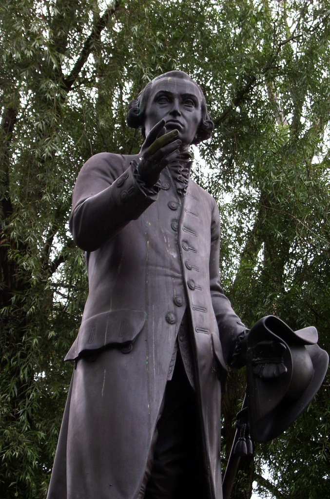 Kaliningrad Devlet Üniversitesinde bulunan Immanuel Kant heykeli, Rusya, Kaliningrad. Har... tarafından yapılmış replika.