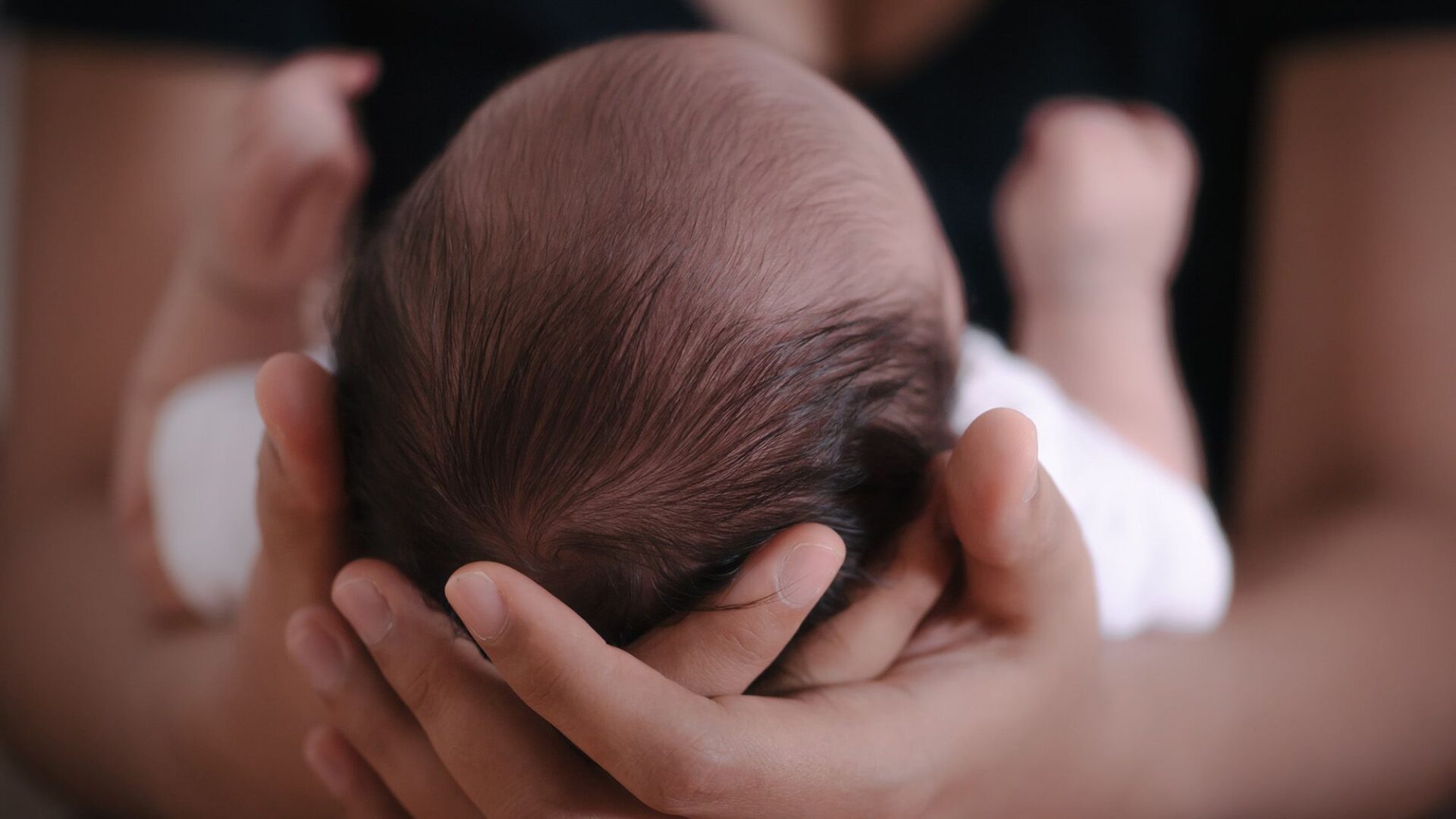 Annenizden gelen hücreler beyninize kadar ulaştı: Yeni araştırmaya göre, bu hücreler onlarca yıl yaşayabiliyor.