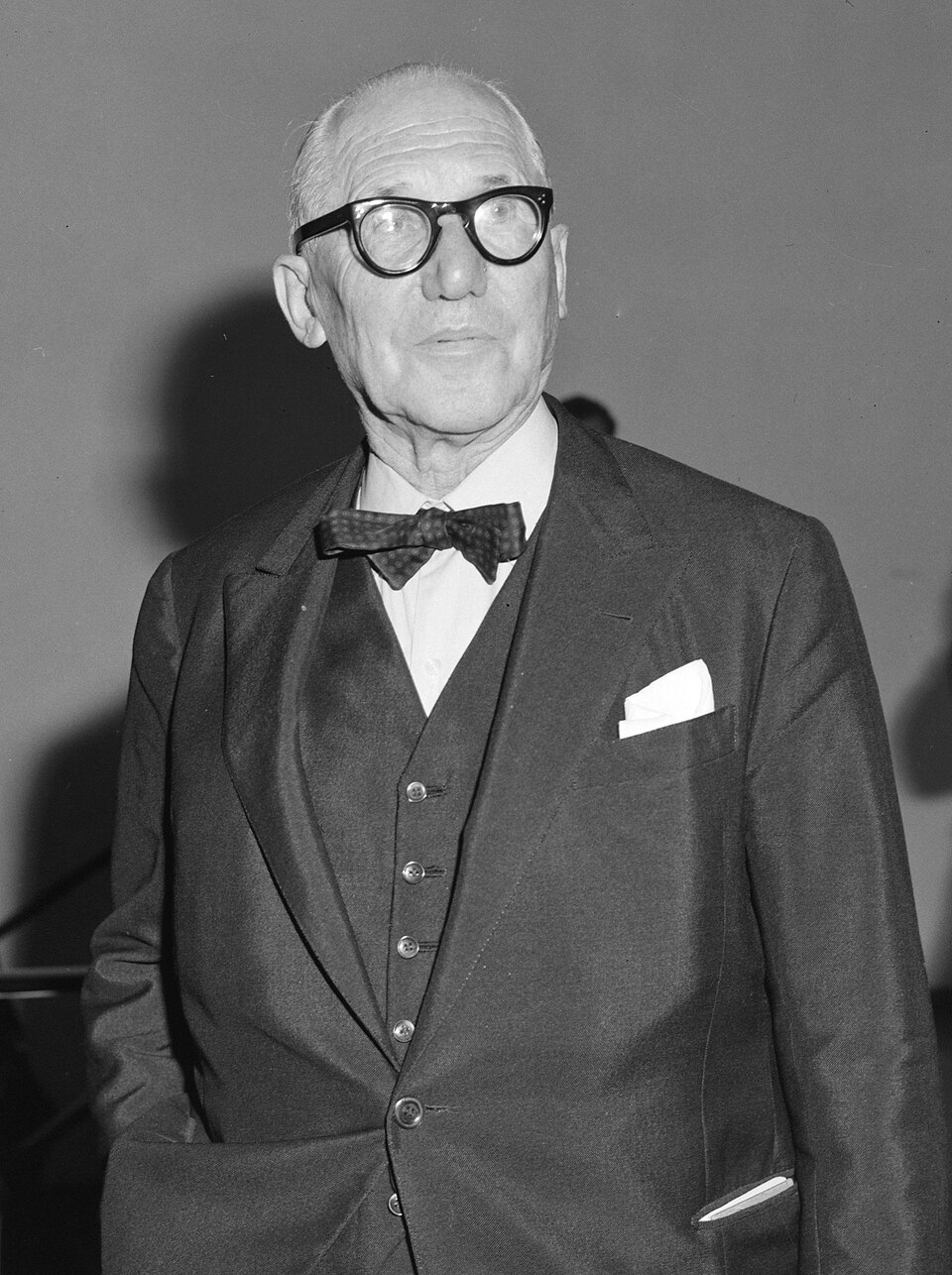 Modernist mimarinin öncüsü Le Corbusier’in ikonik tasarımlarını ve özgün estetik anlayışını yansıtan profesyonel bir görsel çalışma.