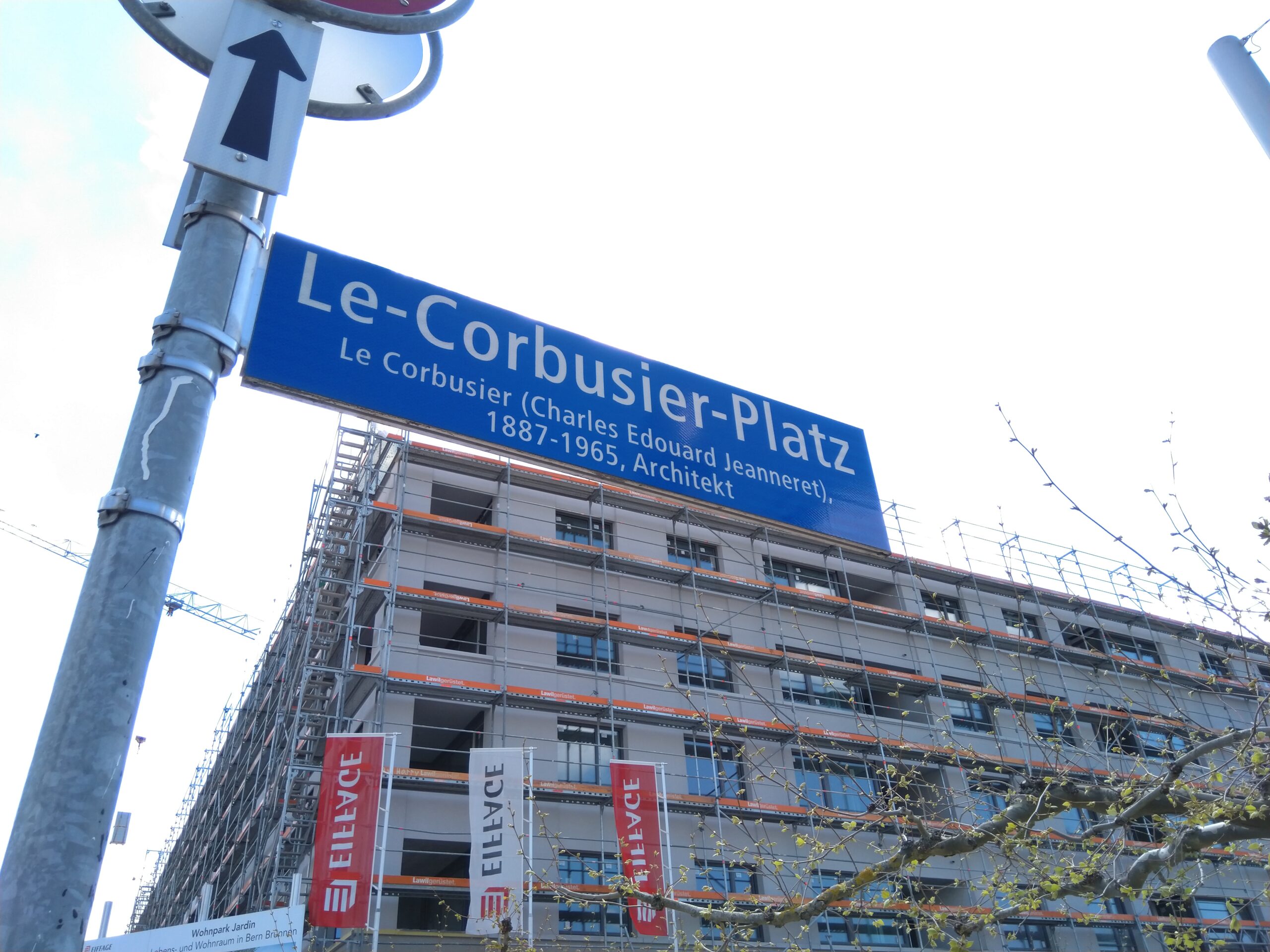 İsviçre, Bern: Mimarlık ikonu Le Corbusier’in anısına adanmış Le-Corbusier-Platz sokak tabelası.