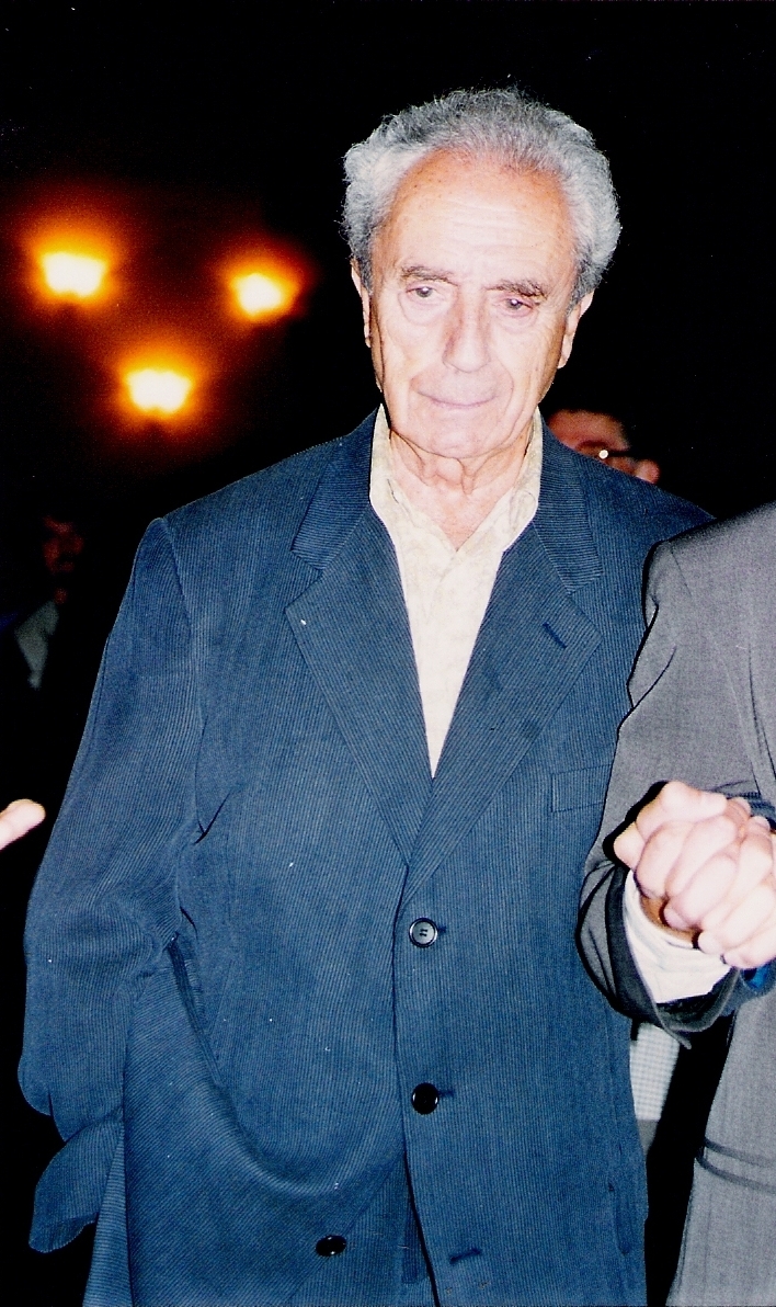 İtalyan sinemasının estetik vizyonunu ve derinliğini yansıtan usta yönetmen Michelangelo Antonioninin karakteristik portresi.