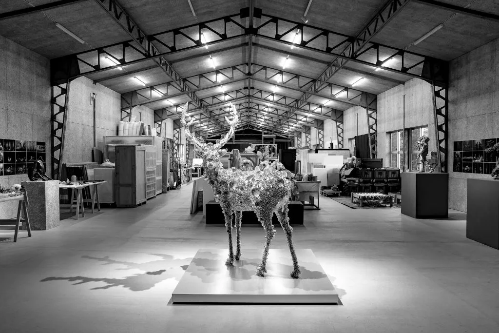 An installation view inside Sandwich, Kohei Nawa’s Kyoto studio. A large PixCell sculpture stands at the center of the expansive production space, where artworks, prototypes, and collaborative projects are developed across disciplines.