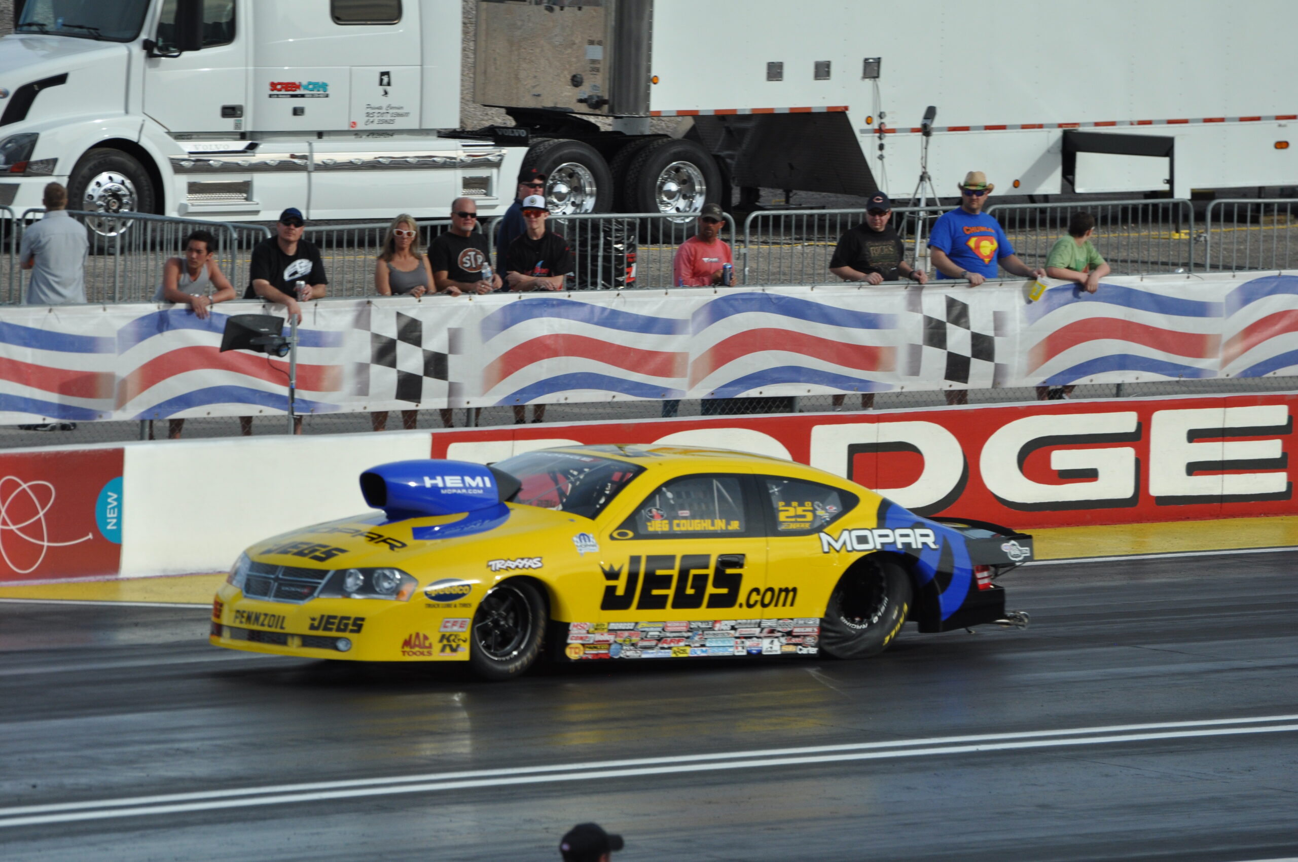 Jeg Jr, 1 Nisan 2012de LVMS pistinde kendi Mopar Dodge Avenger aracıyla yarışırken.