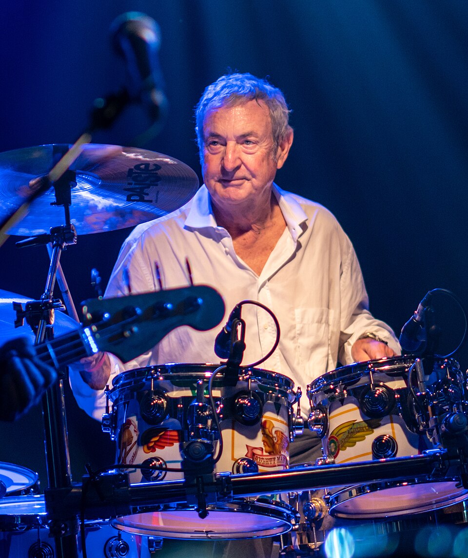 Pink Floydun kurucu davulcusu Nick Mason, efsanevi setiyle sahneye damgasını vuruyor.