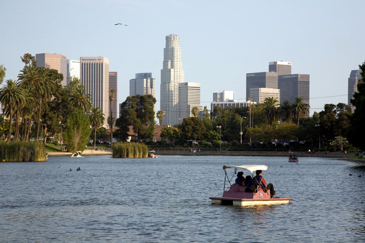 Echo Parktaki gölün güneydoğu görünümü; arka planda Downtown Los Angeles şehir silüeti.